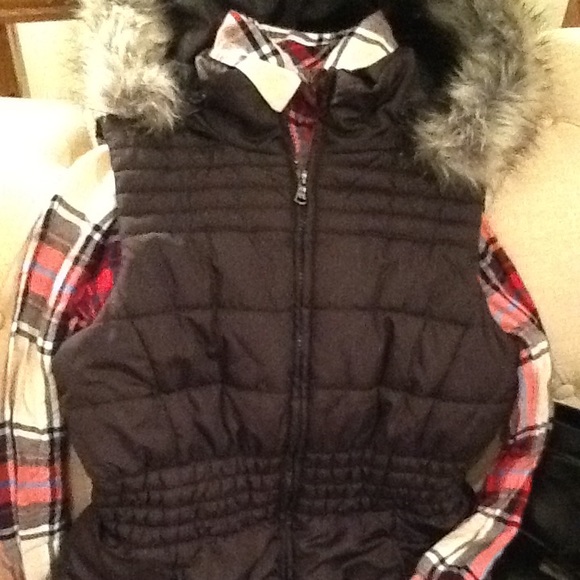 XS Black Puff Vest with detachable faux fur hood - Picture 4 of 7